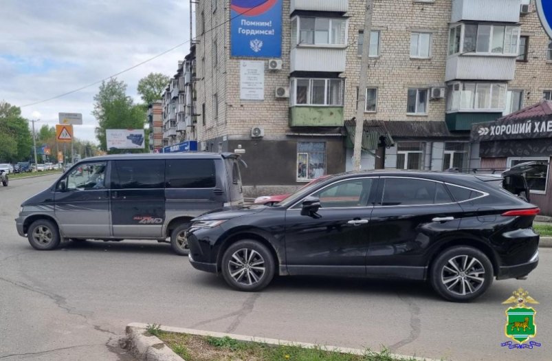 Не учел боковой интервал - причина ДТП с участием кроссовера и микроавтобуса в Биробиджане