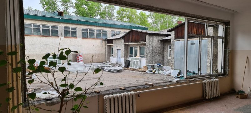 К замене окон приступили в лицее №23 Биробиджана, капремонт идет в соответствии с графиком