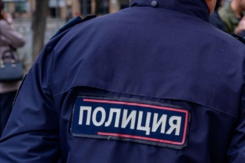 В ЕАО мужчина избил полицейского, чтобы помешать ему составить протокол на своего приятеля