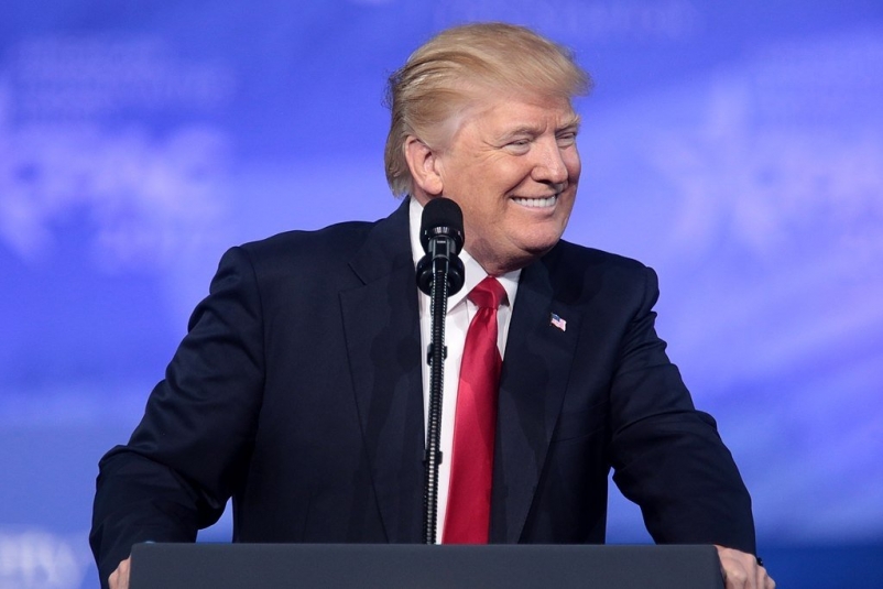 Работай, а не в смартфоне сиди! Трампу посоветовали меньше ругаться в интернете