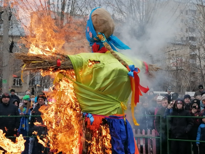 Штрафы до 2 миллионов рублей грозят россиянам за сжигание чучела на Масленицу