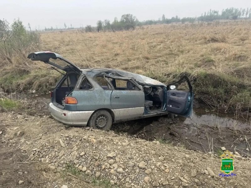 Врезался в стоящий на обочине экскаватор и вылетел в кювет водитель легковушки в ЕАО