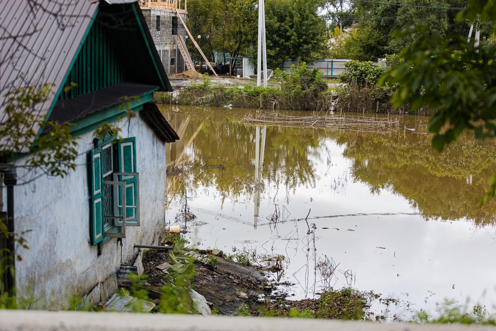 Защитная дамба не выдержала напора — вода пошла через сооружение частично Илья Аверьянов, ИА PrimaMedia.ru