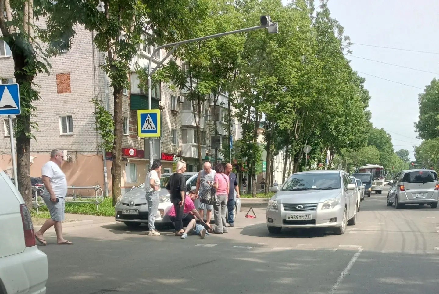 Пешеход попал под колеса легковушки на ул. Комсомольская в Биробиджане очевидцы