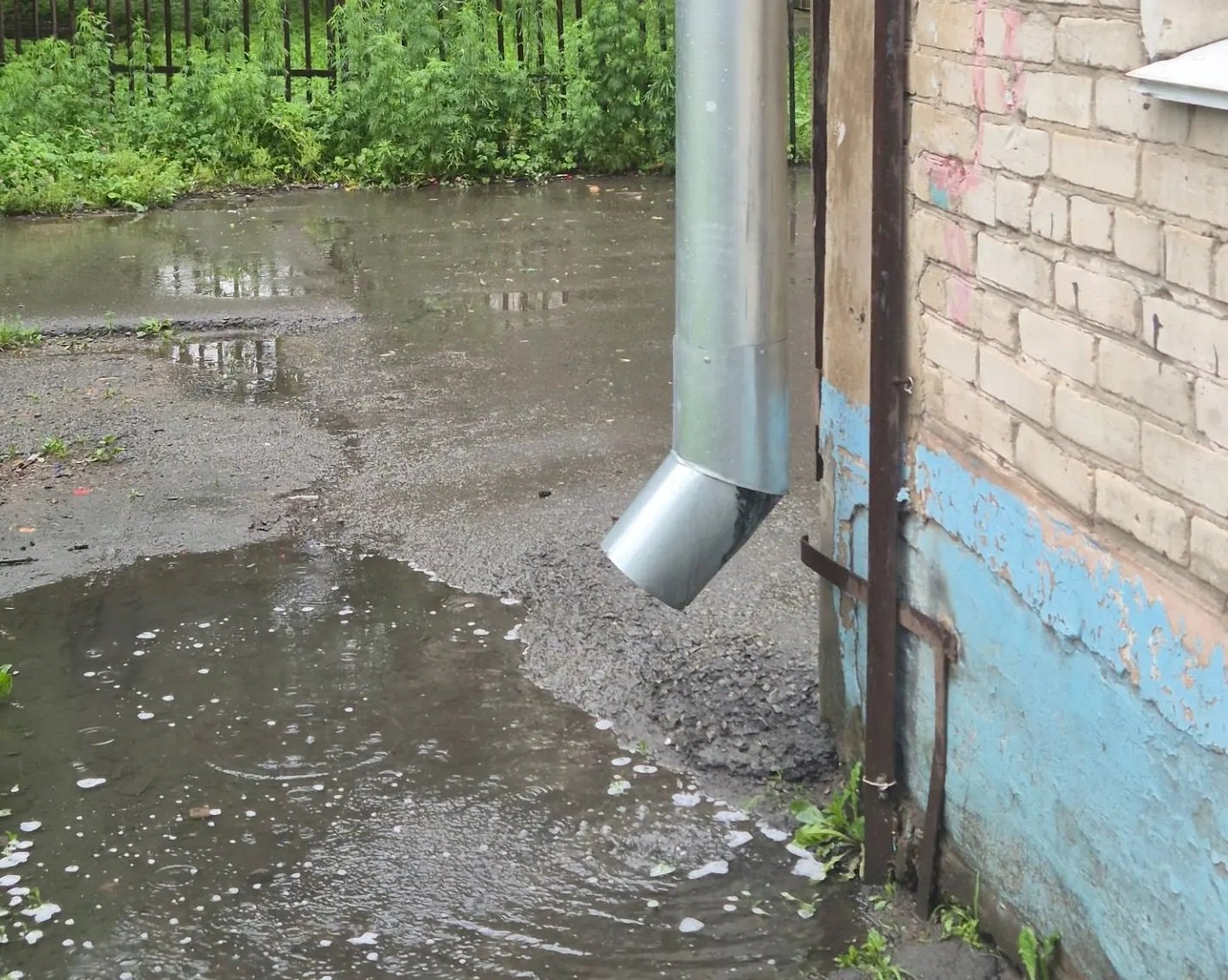 Оторвалась и упала на девочку часть водосточной трубы в Биробиджане, без травм не обошлось
